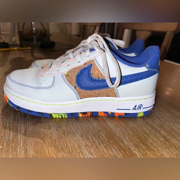 Nike Big Kids Air Force 1 LV8. Very lightly used. Size 4Y. Retail $105 - Picture 3 of 16
